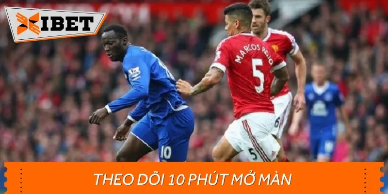Người chơi theo dõi 10 phút đầu của trận đấu
